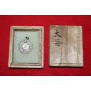 화문이 조각된 메달