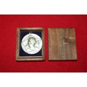 인물이 조각된 메달