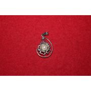 천연진주가 장식된 목걸이추