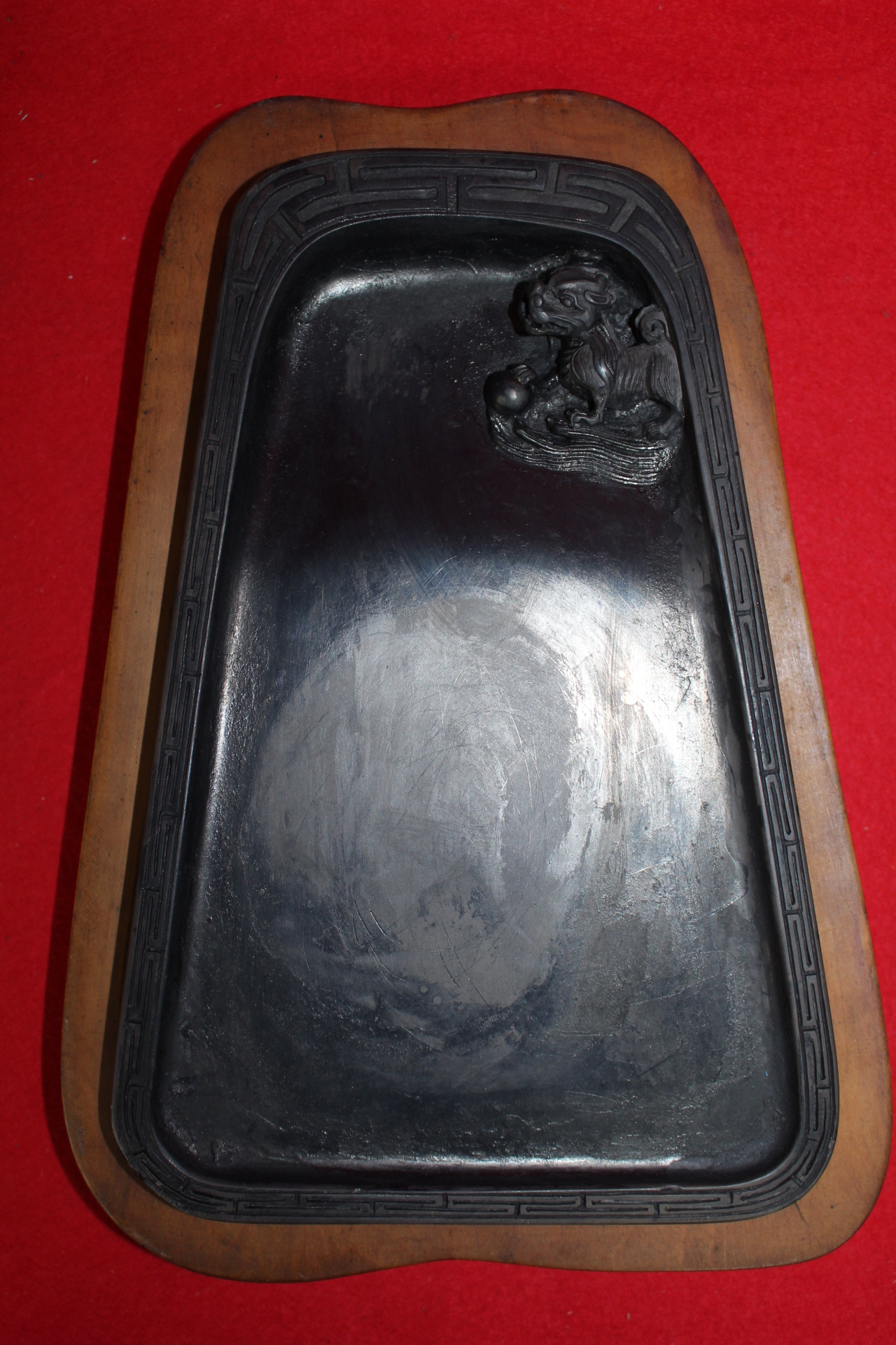 기린이 조각된 동산(東山) 작품의 돌벼루(벼루집은 기목용목임)