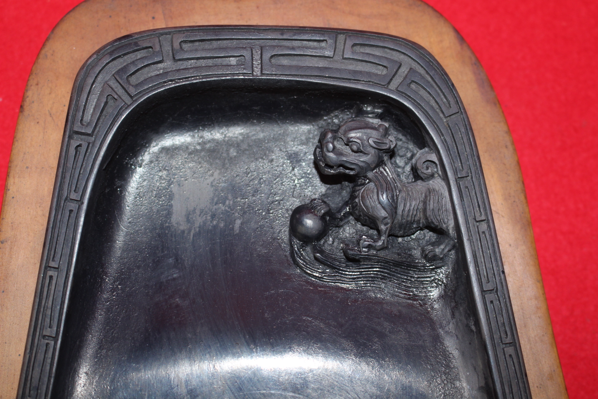 기린이 조각된 동산(東山) 작품의 돌벼루(벼루집은 기목용목임)