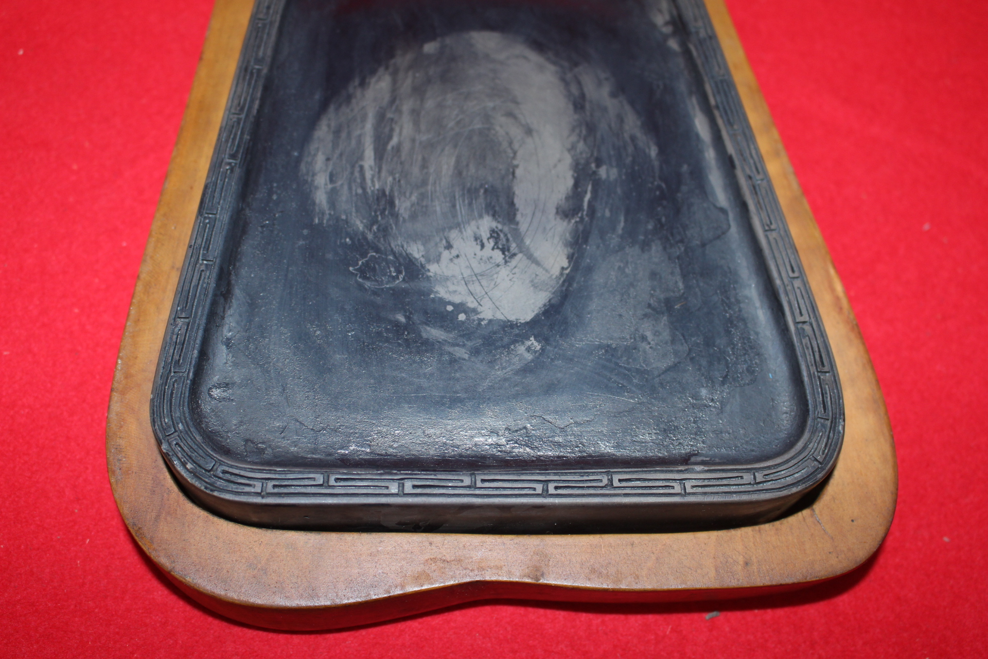 기린이 조각된 동산(東山) 작품의 돌벼루(벼루집은 기목용목임)