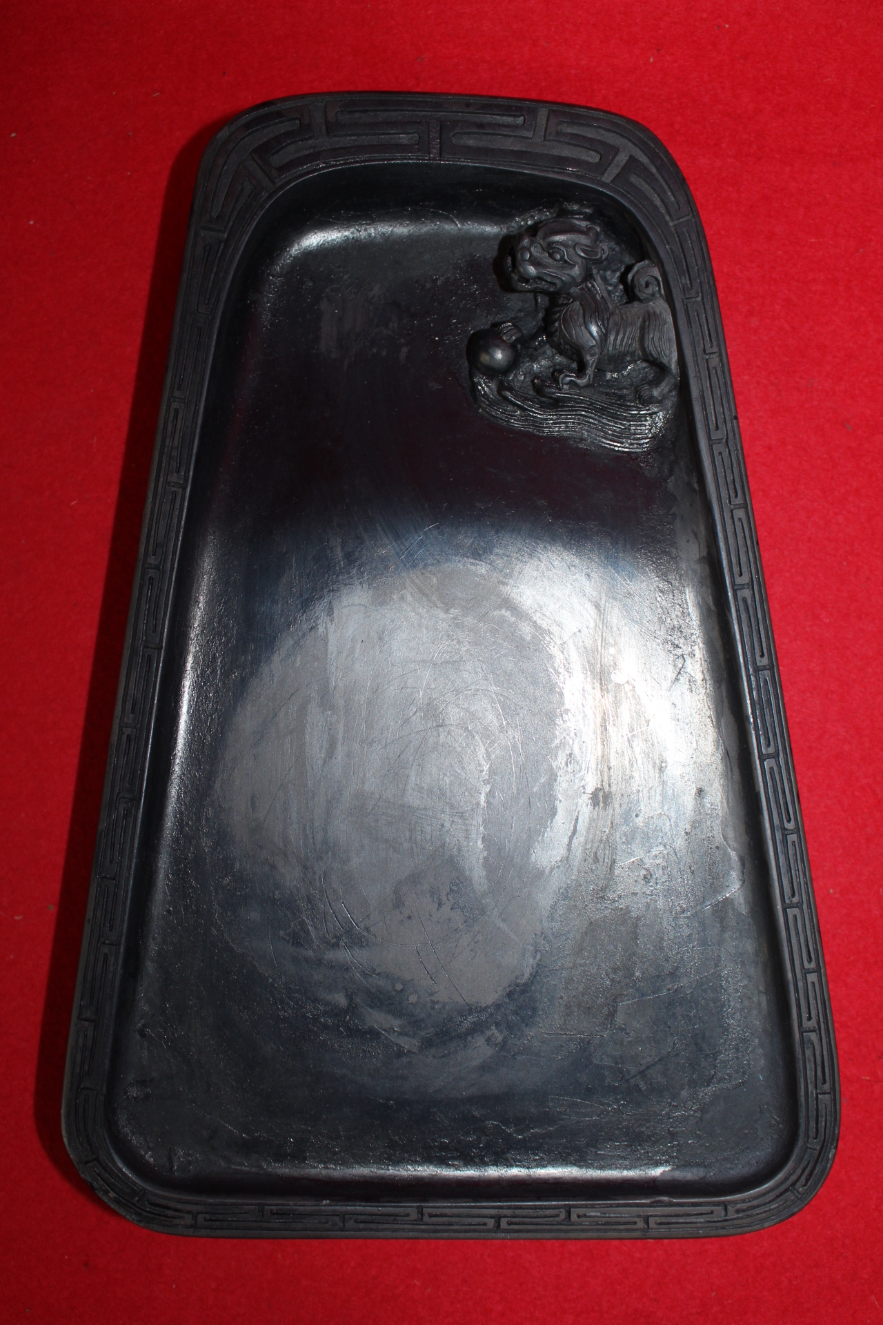 기린이 조각된 동산(東山) 작품의 돌벼루(벼루집은 기목용목임)