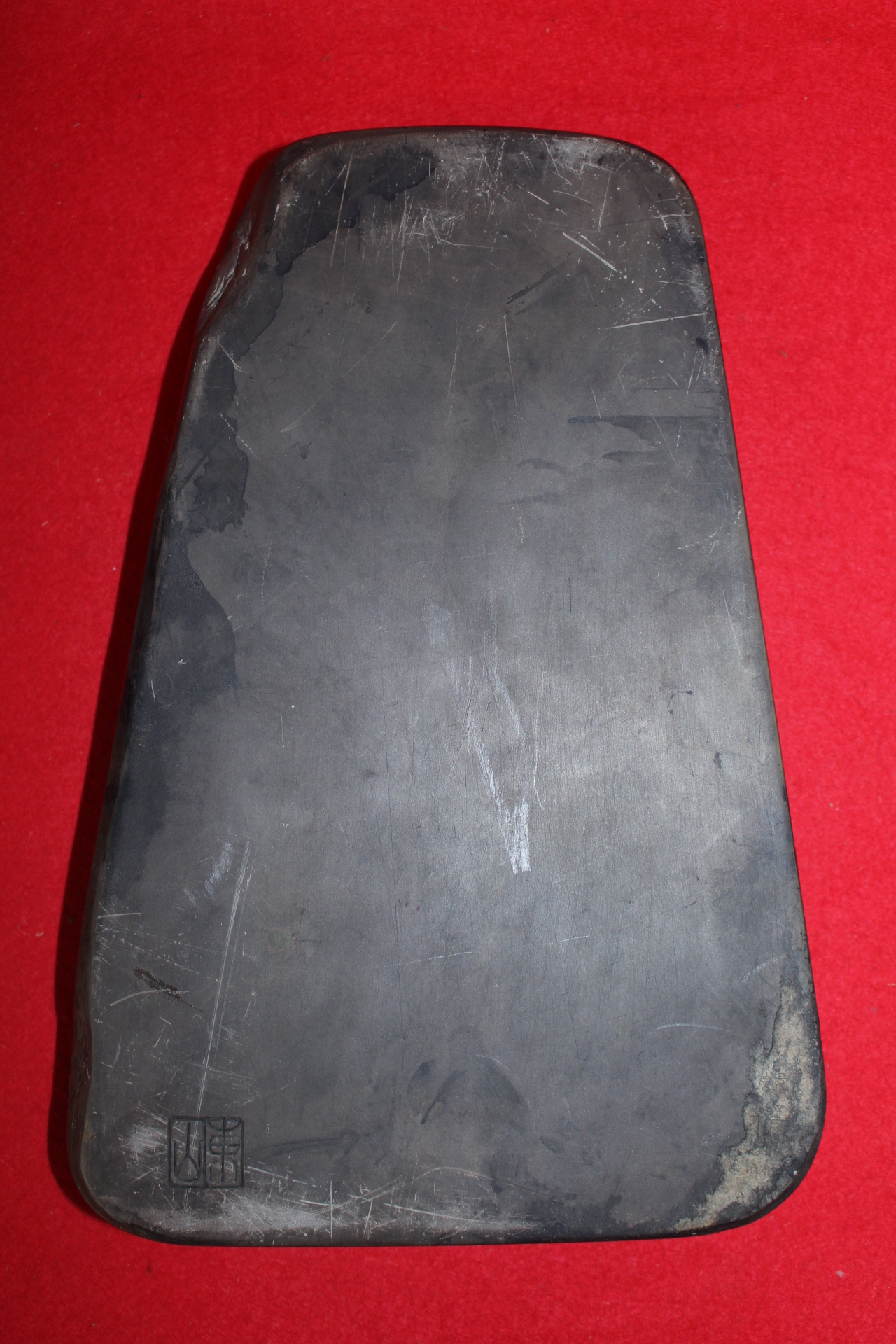 기린이 조각된 동산(東山) 작품의 돌벼루(벼루집은 기목용목임)