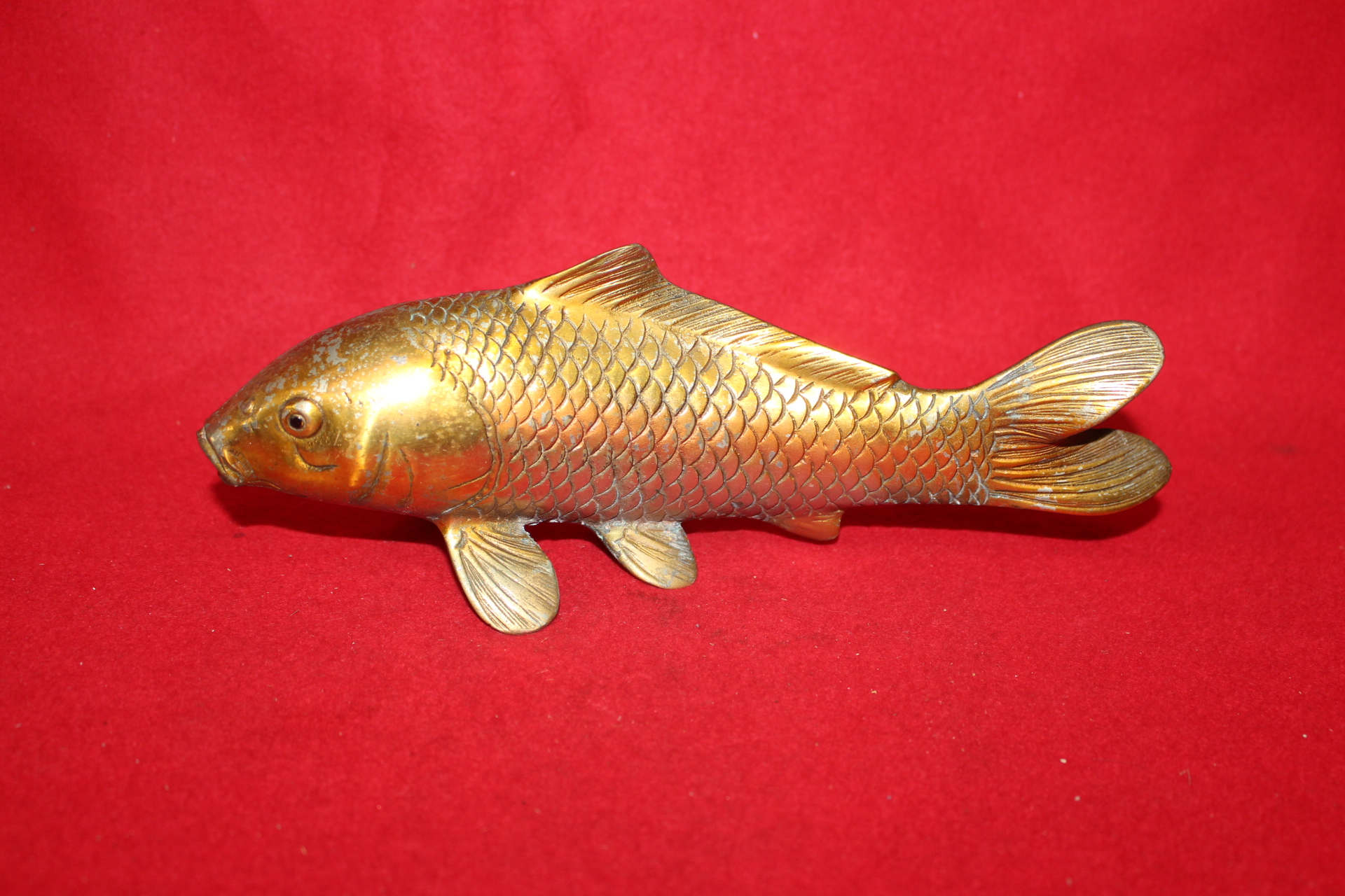 묵직한 청동으로된 물고기 조각상