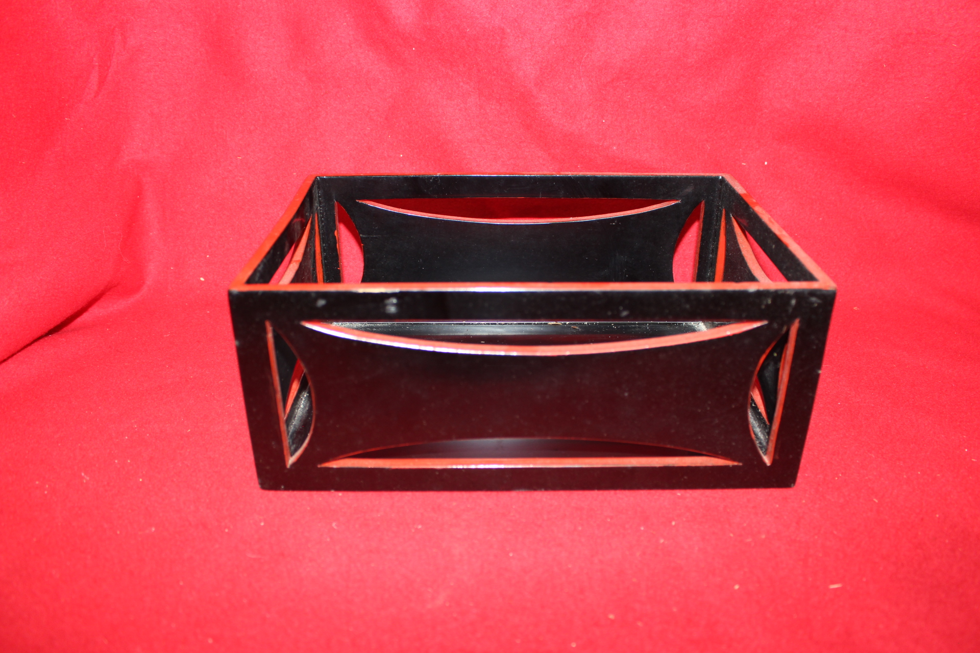 나무에 옷칠이된 사각 함