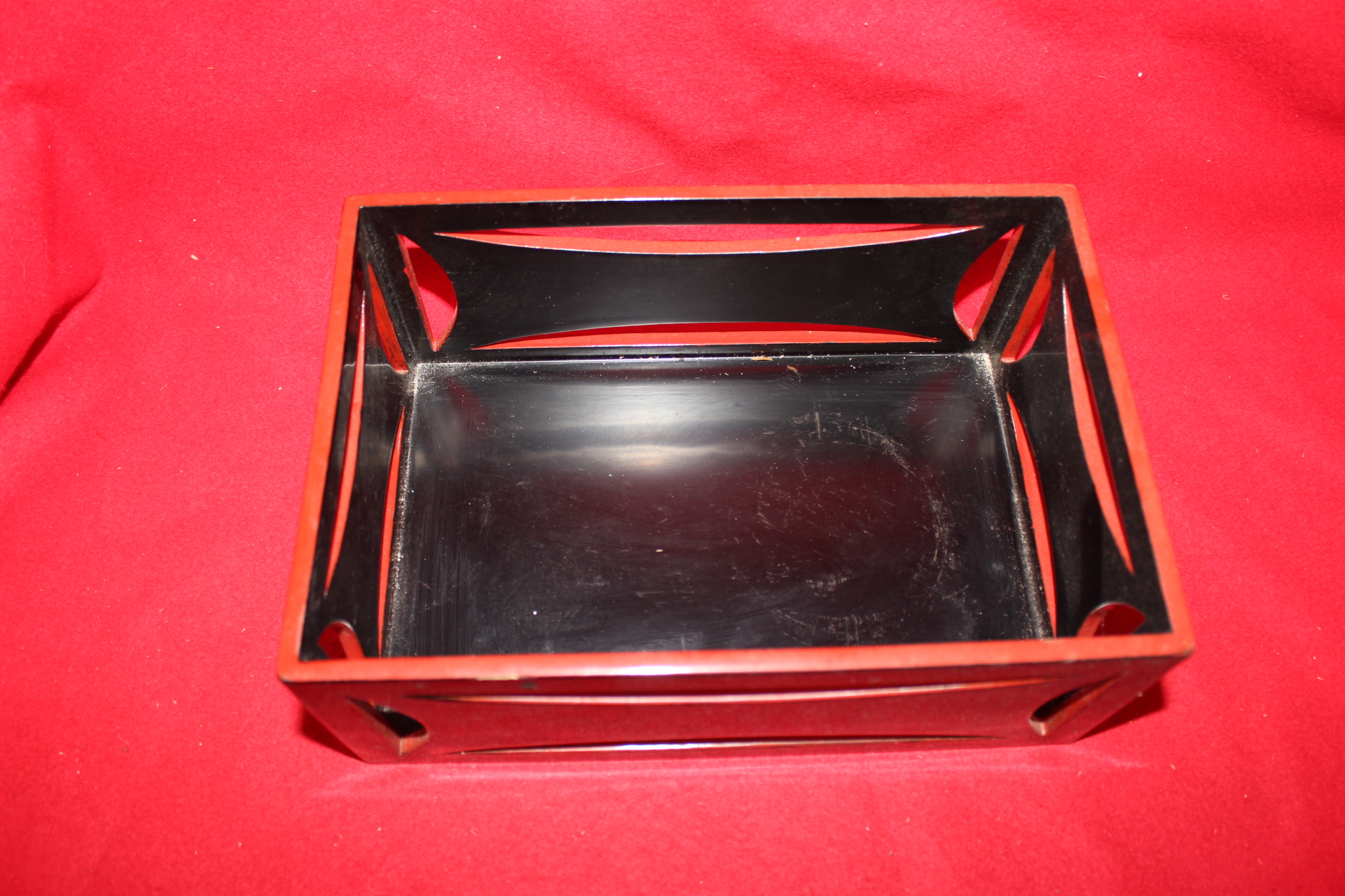 나무에 옷칠이된 사각 함