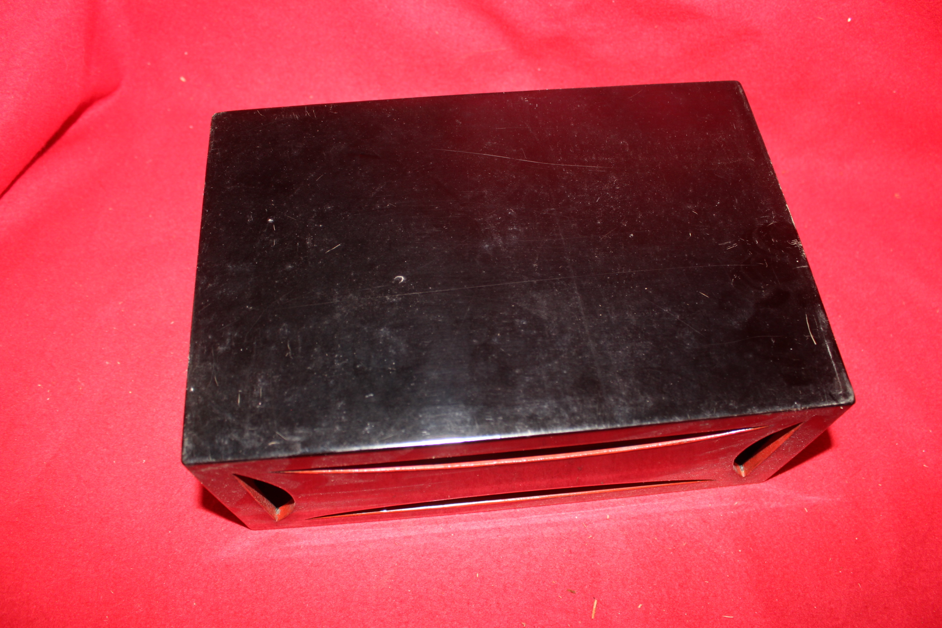 나무에 옷칠이된 사각 함