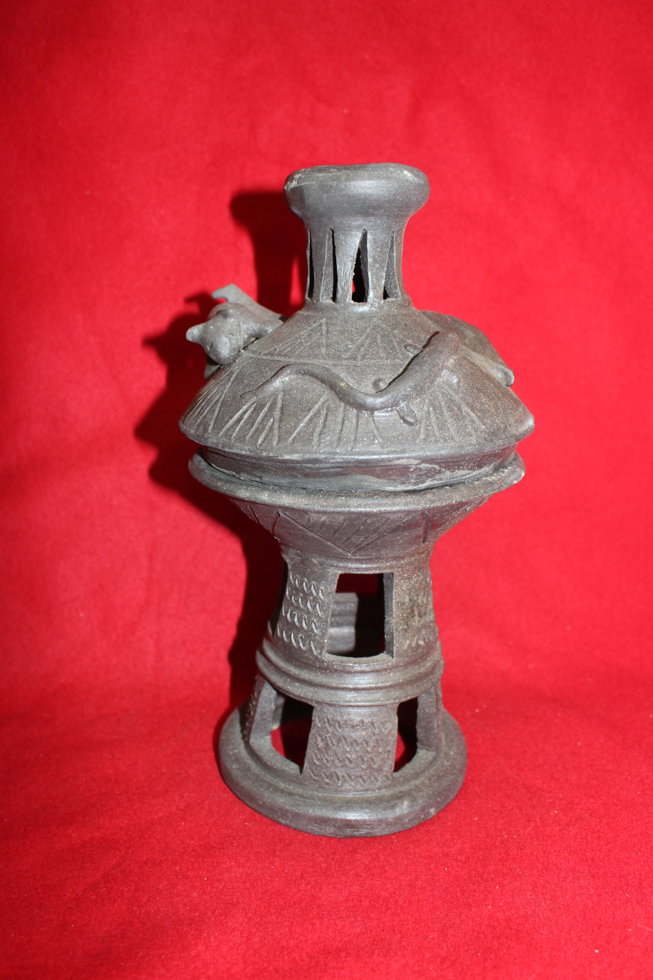 동물이 조각된 굽다리 토기