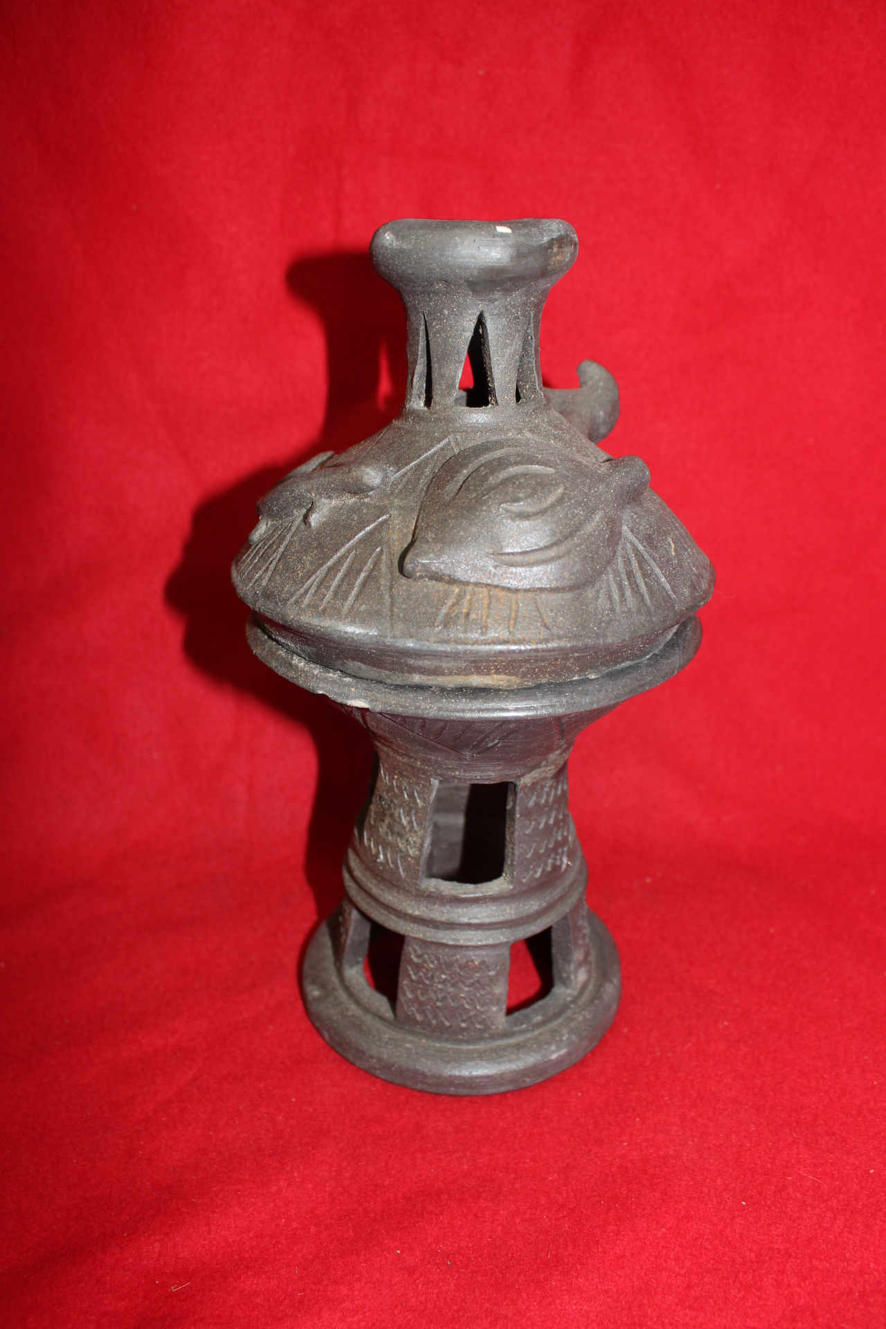 동물이 조각된 굽다리 토기