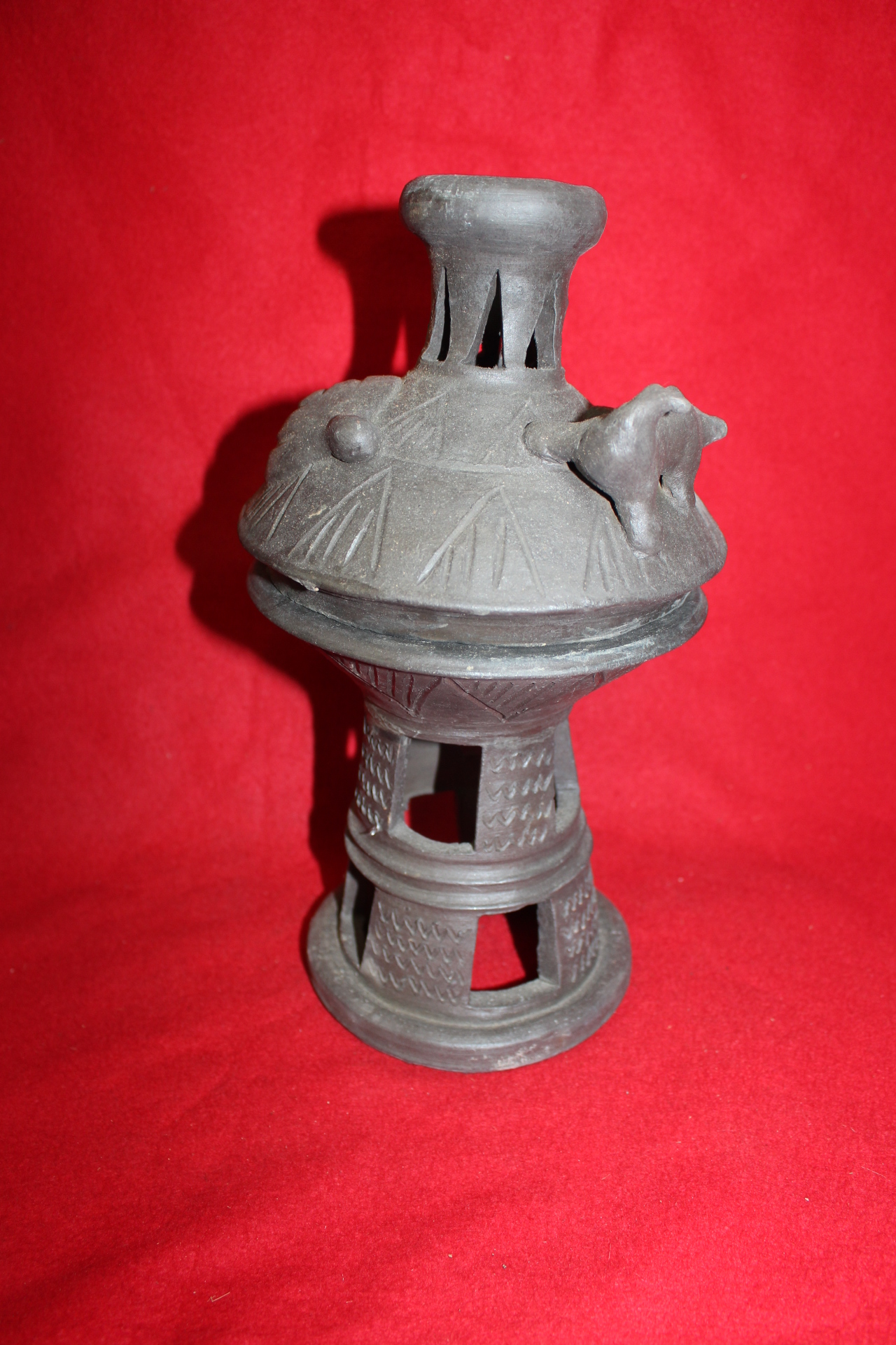 동물이 조각된 굽다리 토기