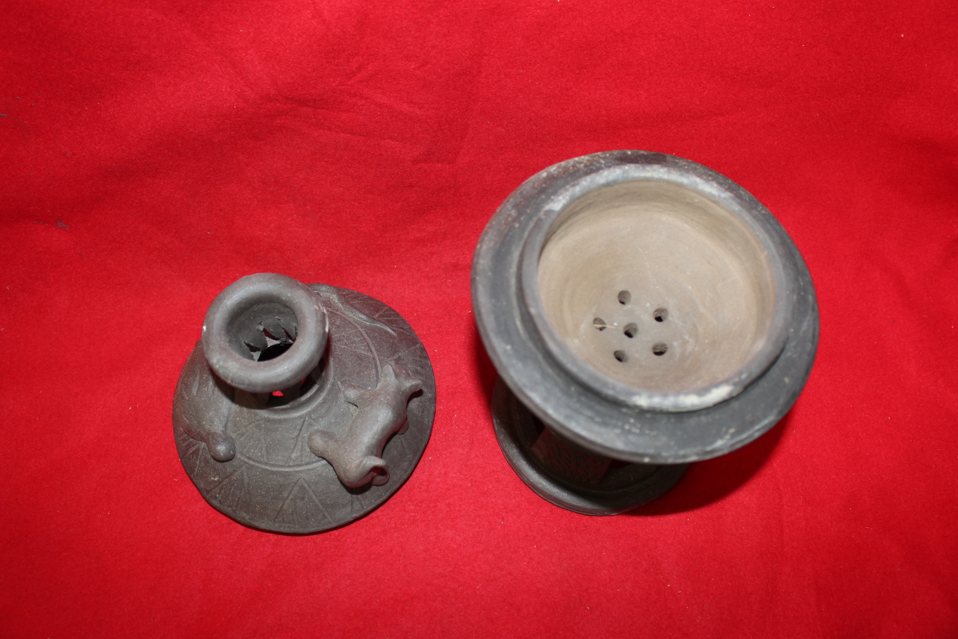 동물이 조각된 굽다리 토기