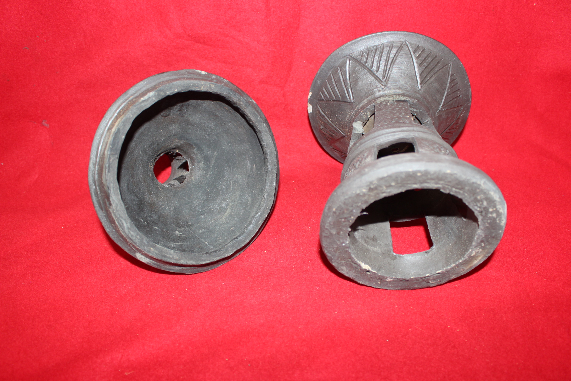 동물이 조각된 굽다리 토기