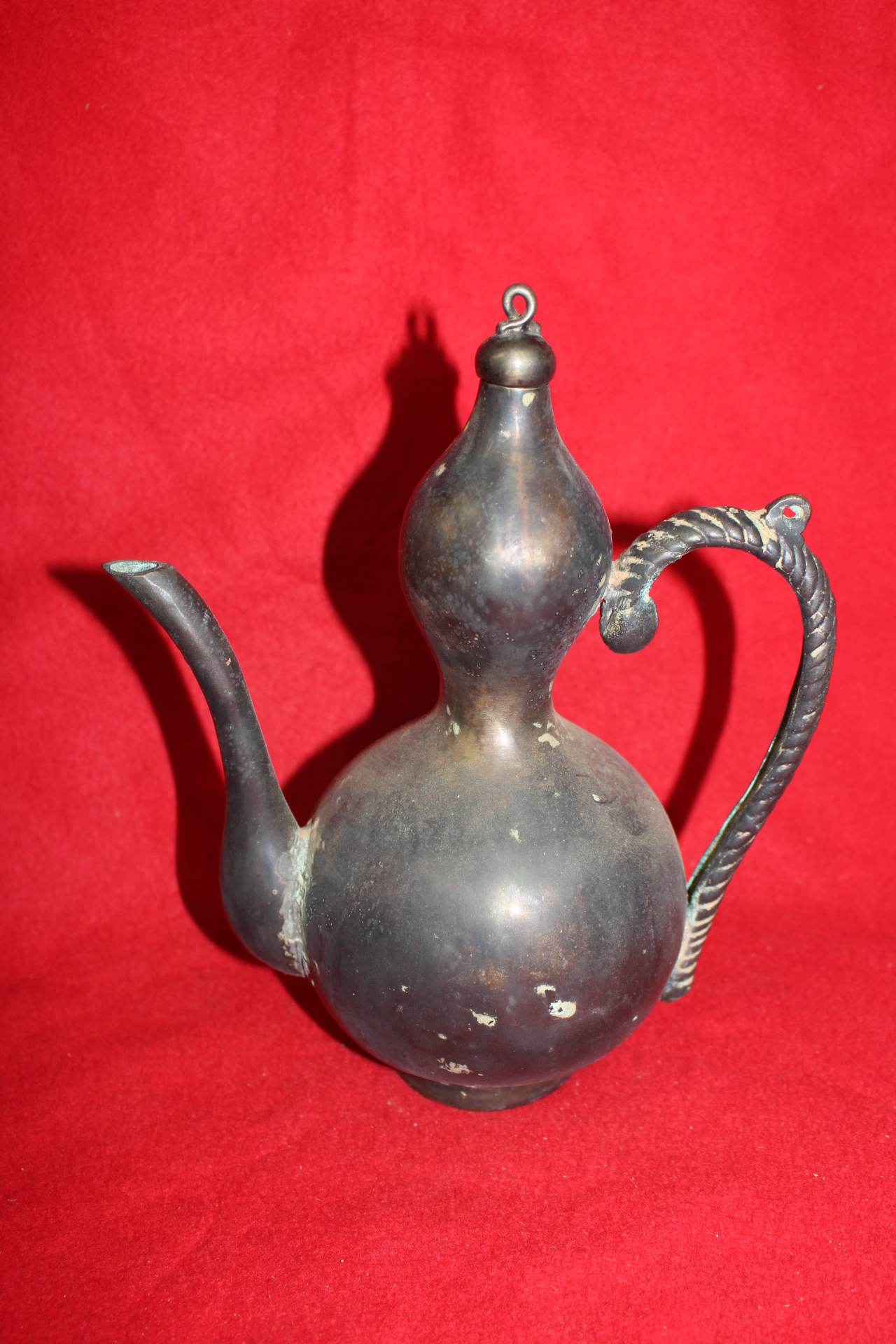 청동에 옷칠이된 주자