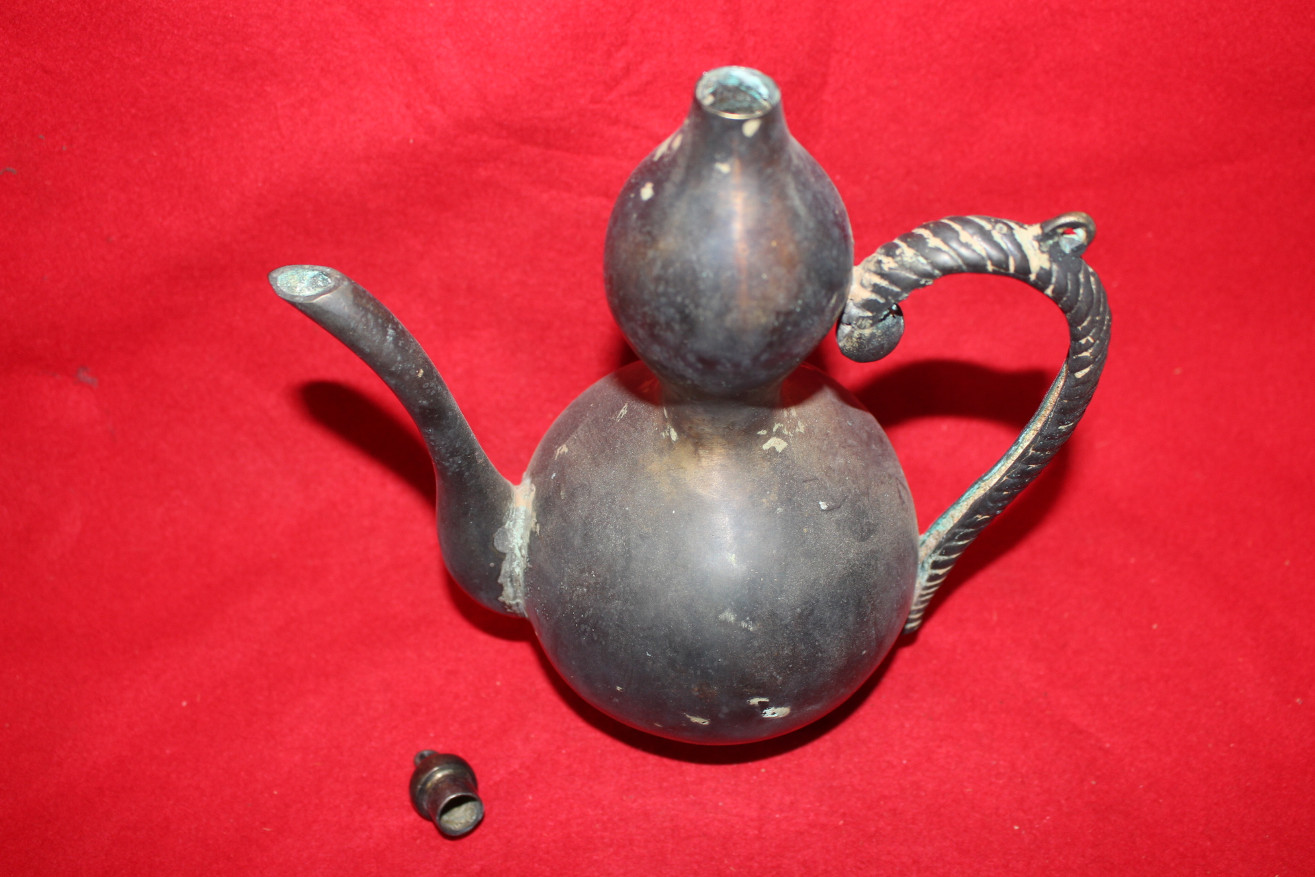 청동에 옷칠이된 주자