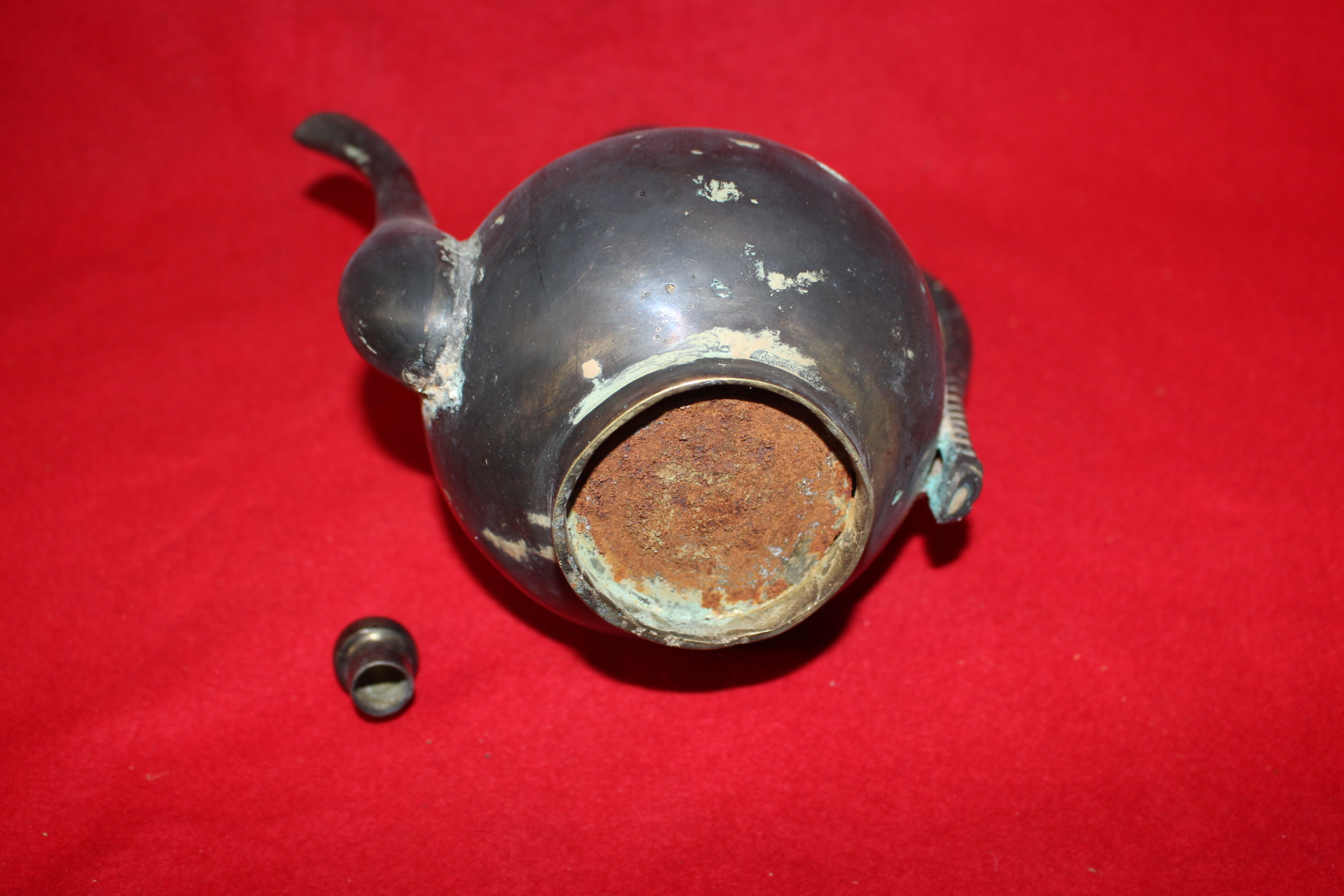 청동에 옷칠이된 주자