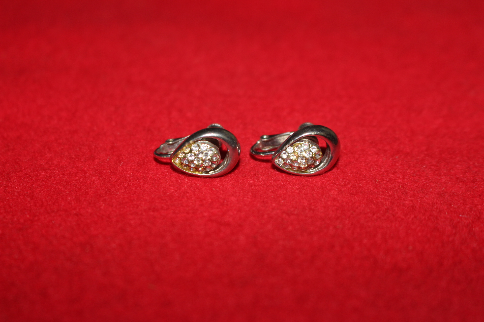 보석이 장식된 귀걸이 1쌍