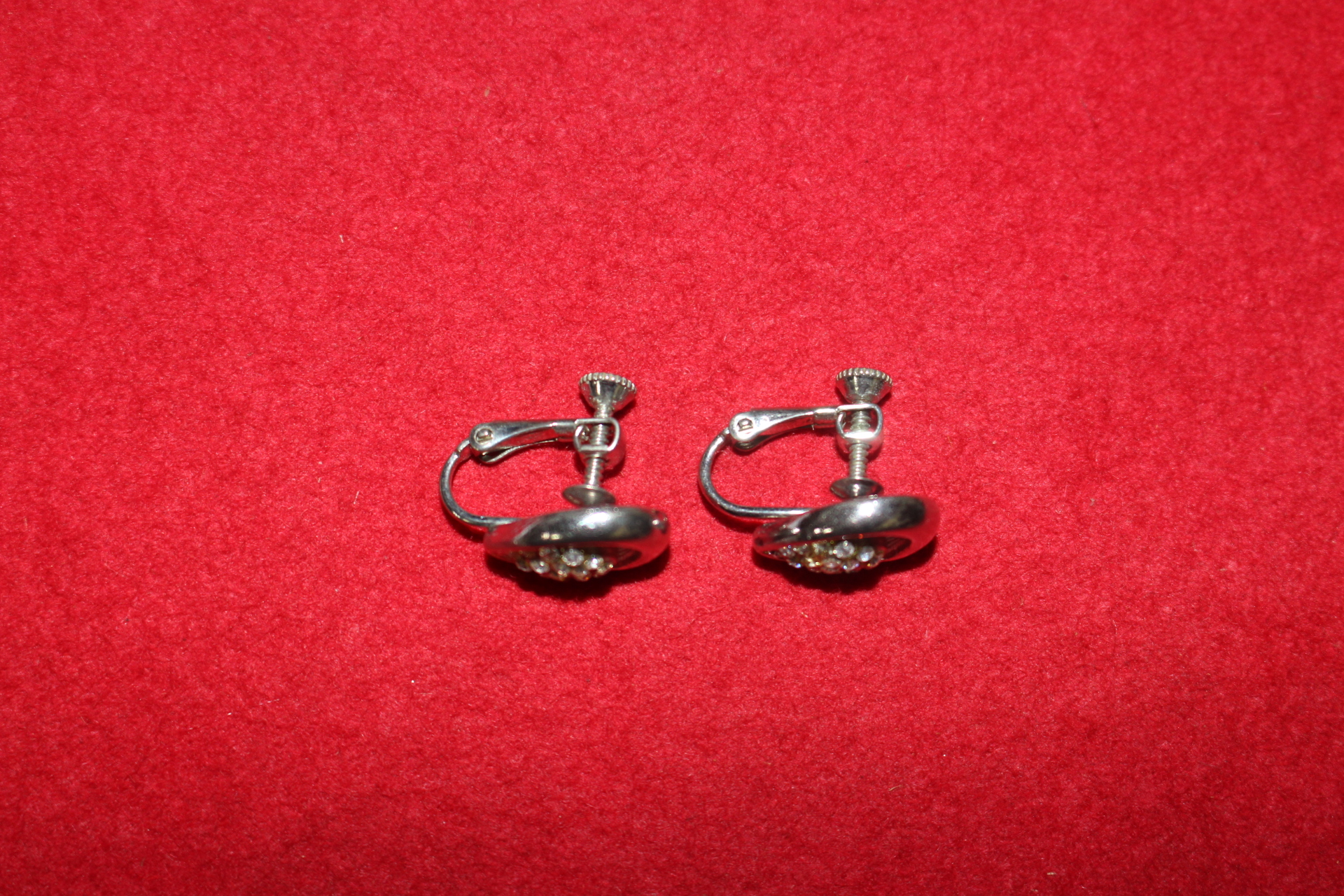 보석이 장식된 귀걸이 1쌍