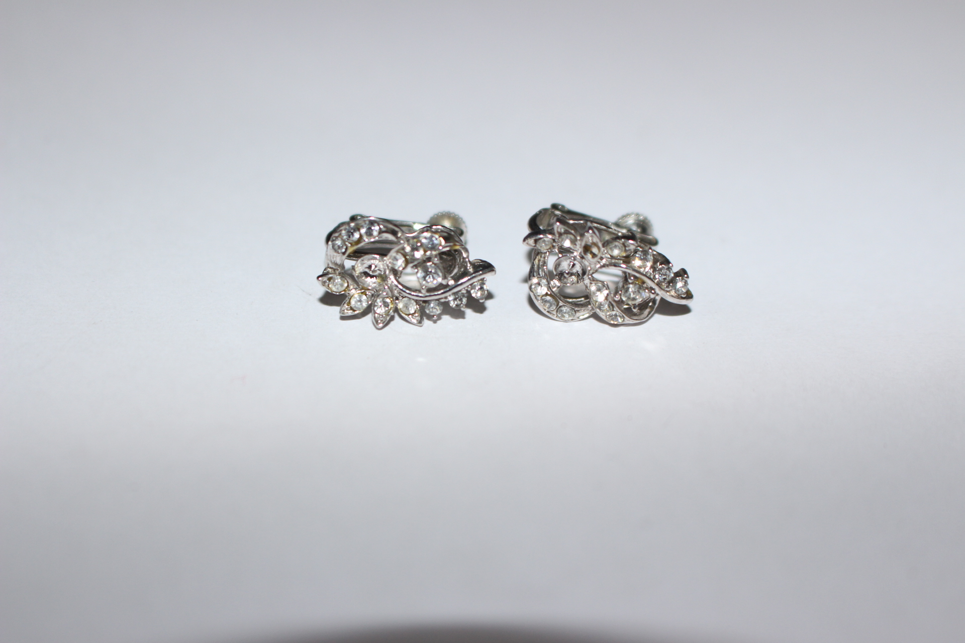 보석이 장식된 귀걸이 1쌍