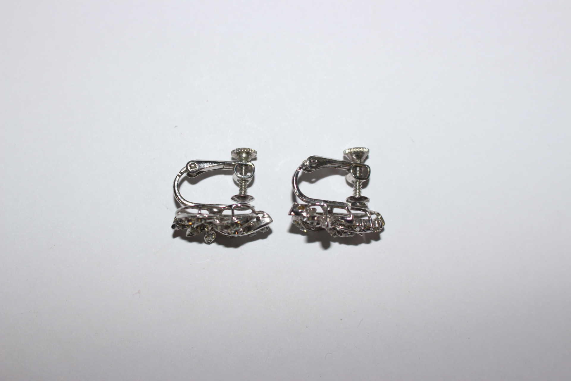 보석이 장식된 귀걸이 1쌍