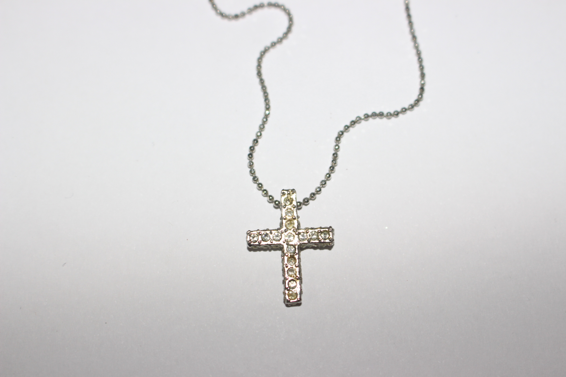 보석이 장식된 십자가 목걸이