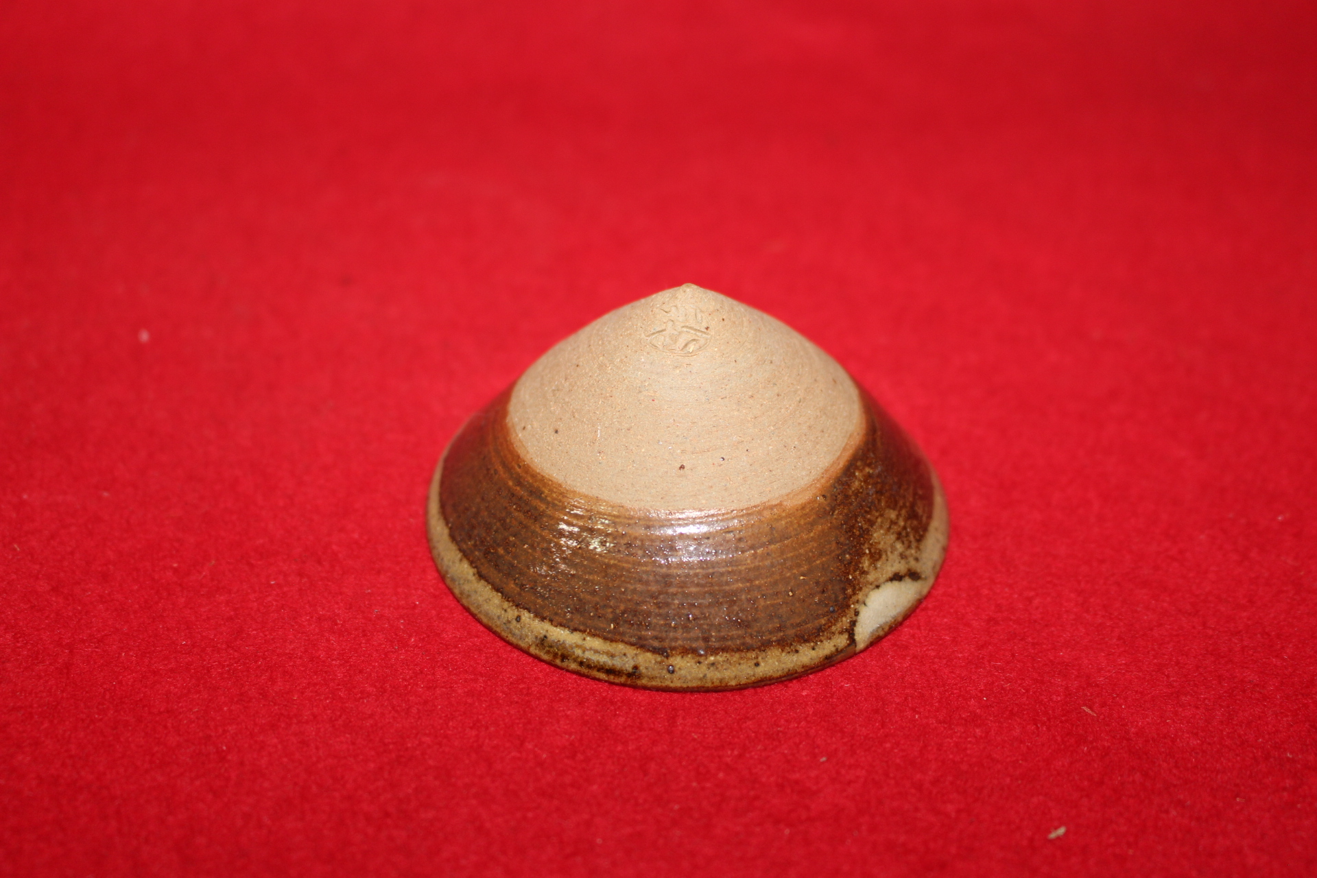 천연옥돌로된 잔받침과 청자 팽이잔