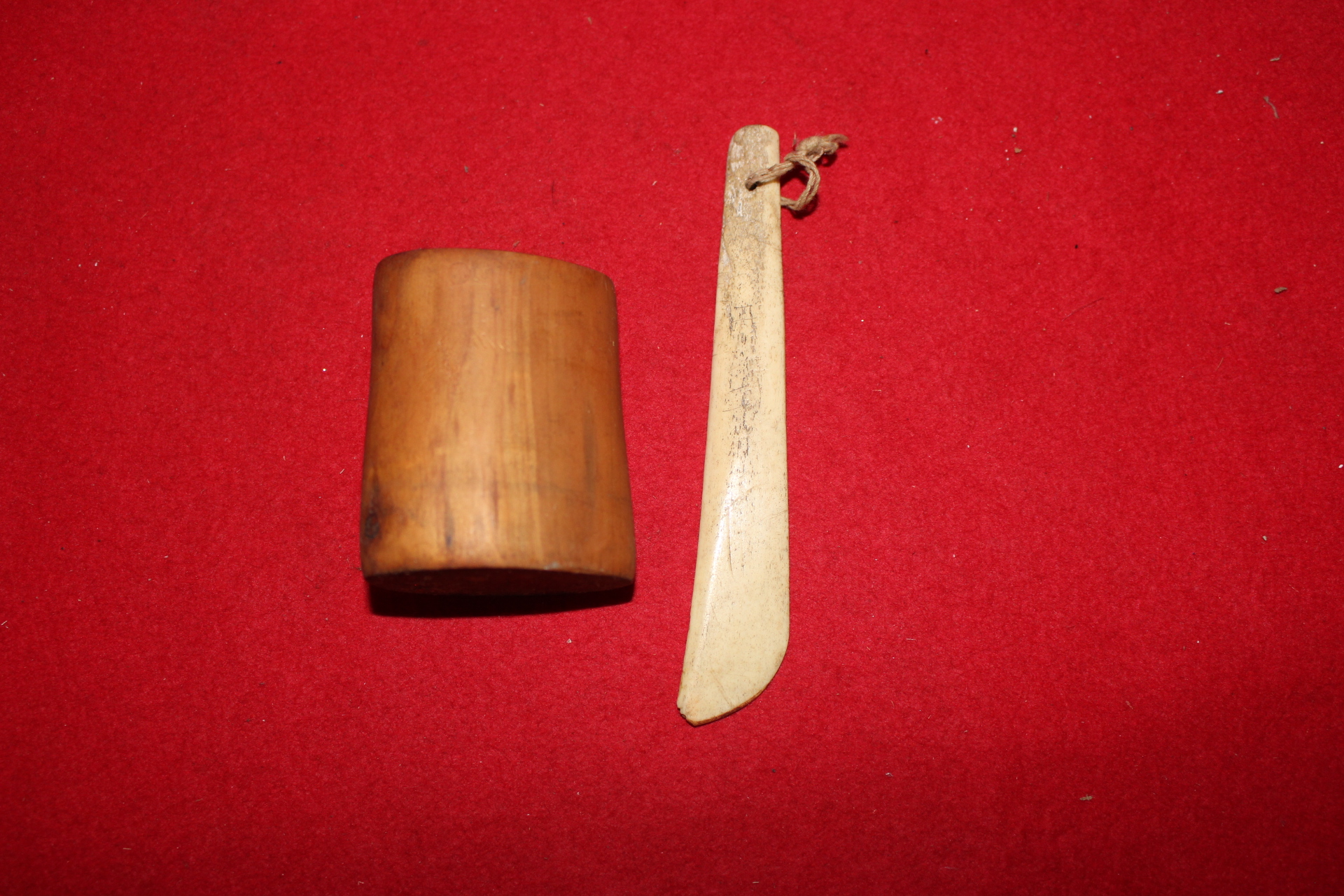 나무로된 필호 와 우각으로된 칼