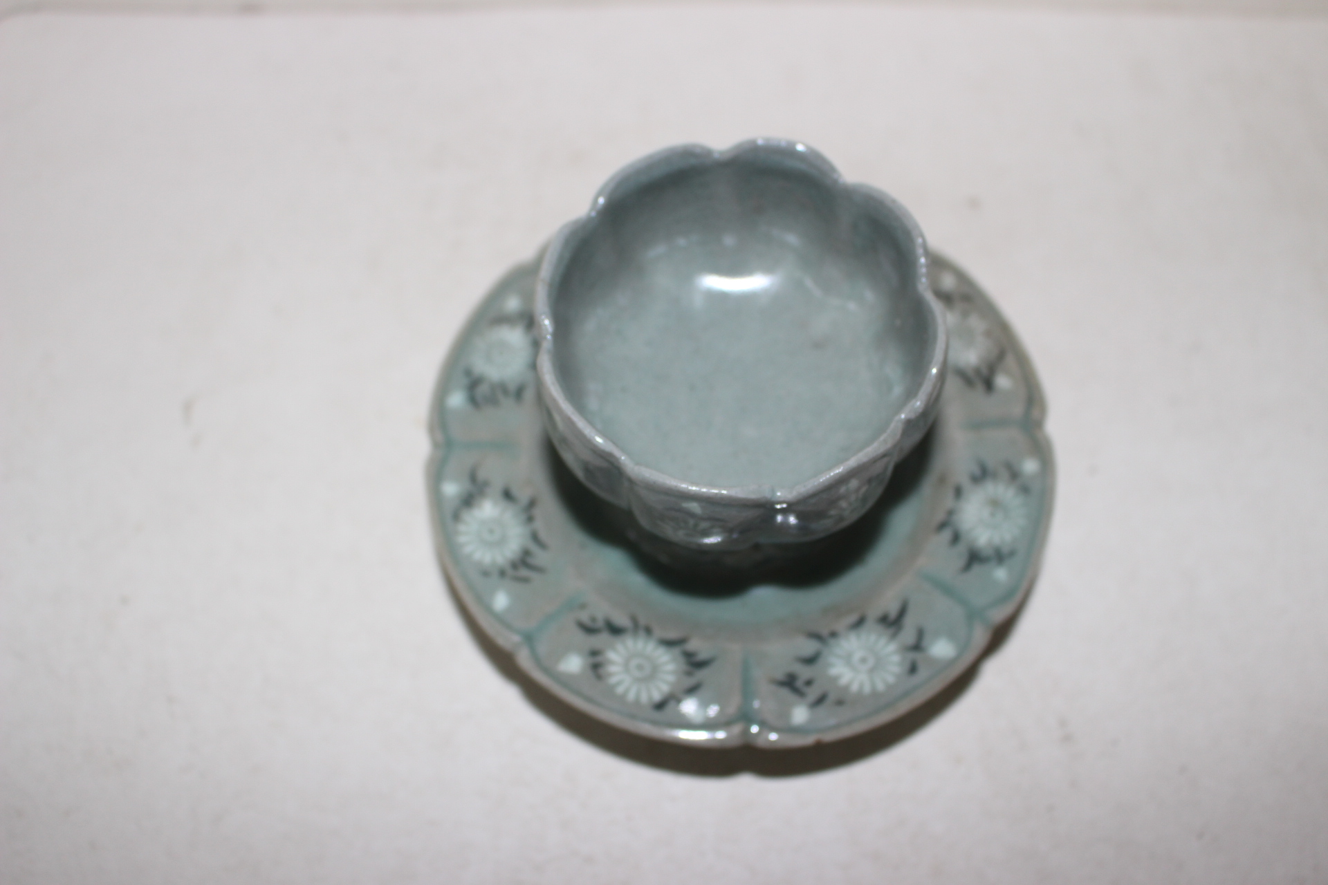 장작가마 작품의 청자 흑백상감국화문 잔잔대