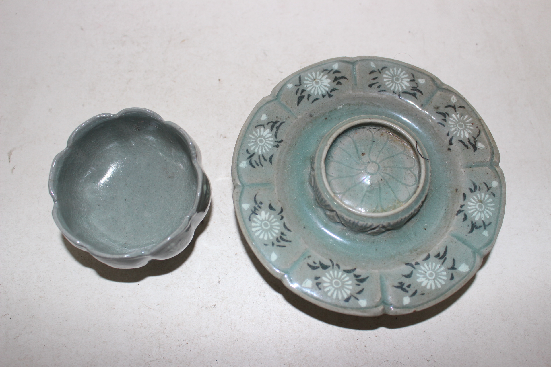 장작가마 작품의 청자 흑백상감국화문 잔잔대