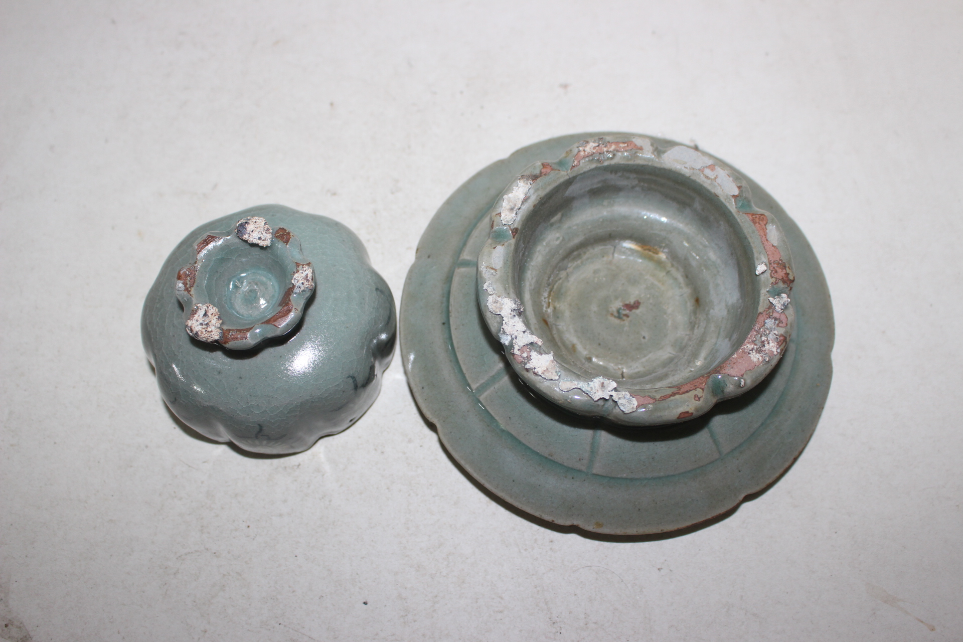 장작가마 작품의 청자 흑백상감국화문 잔잔대