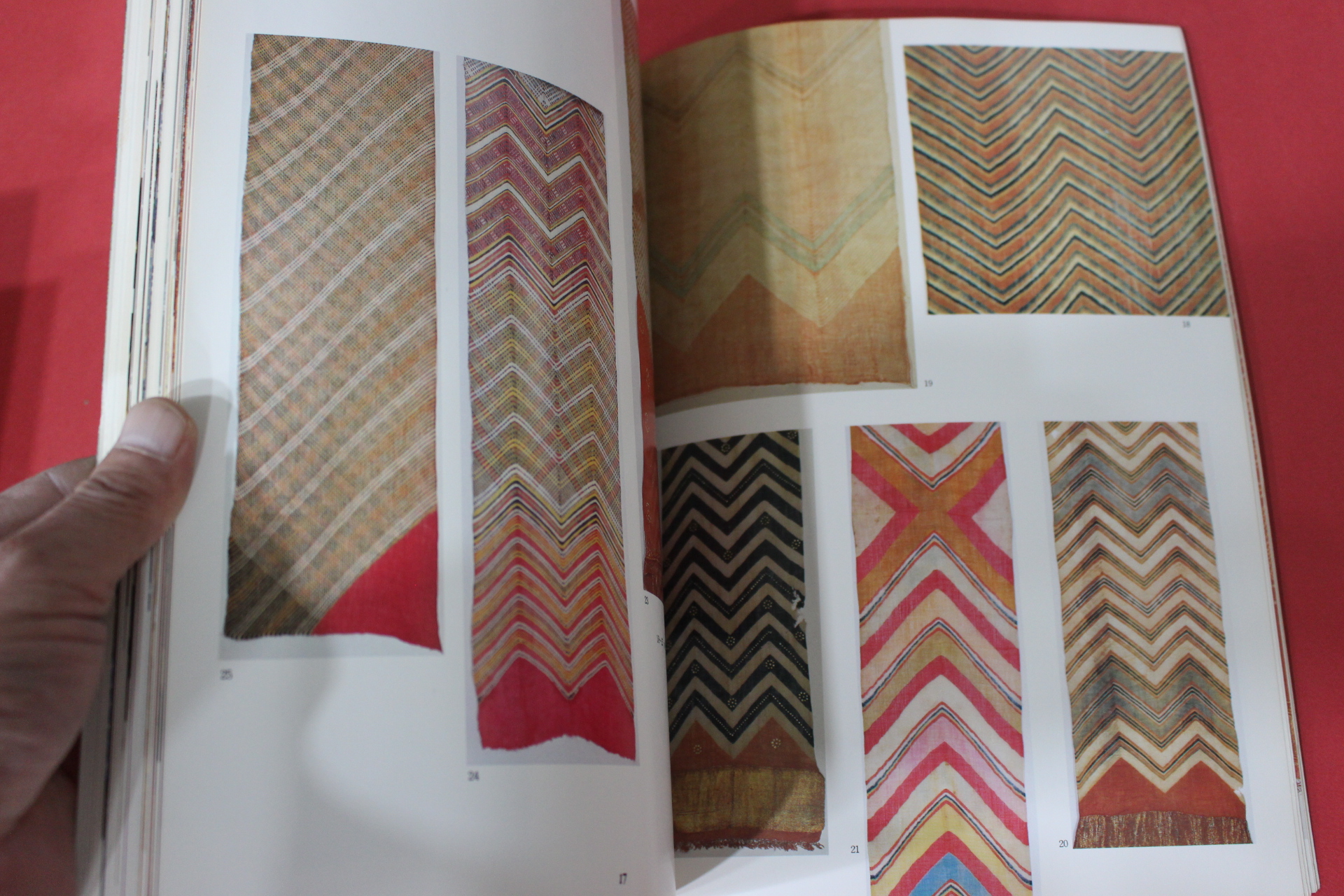 1981년(소화56년) 염직의 미 (染織 美) 10호