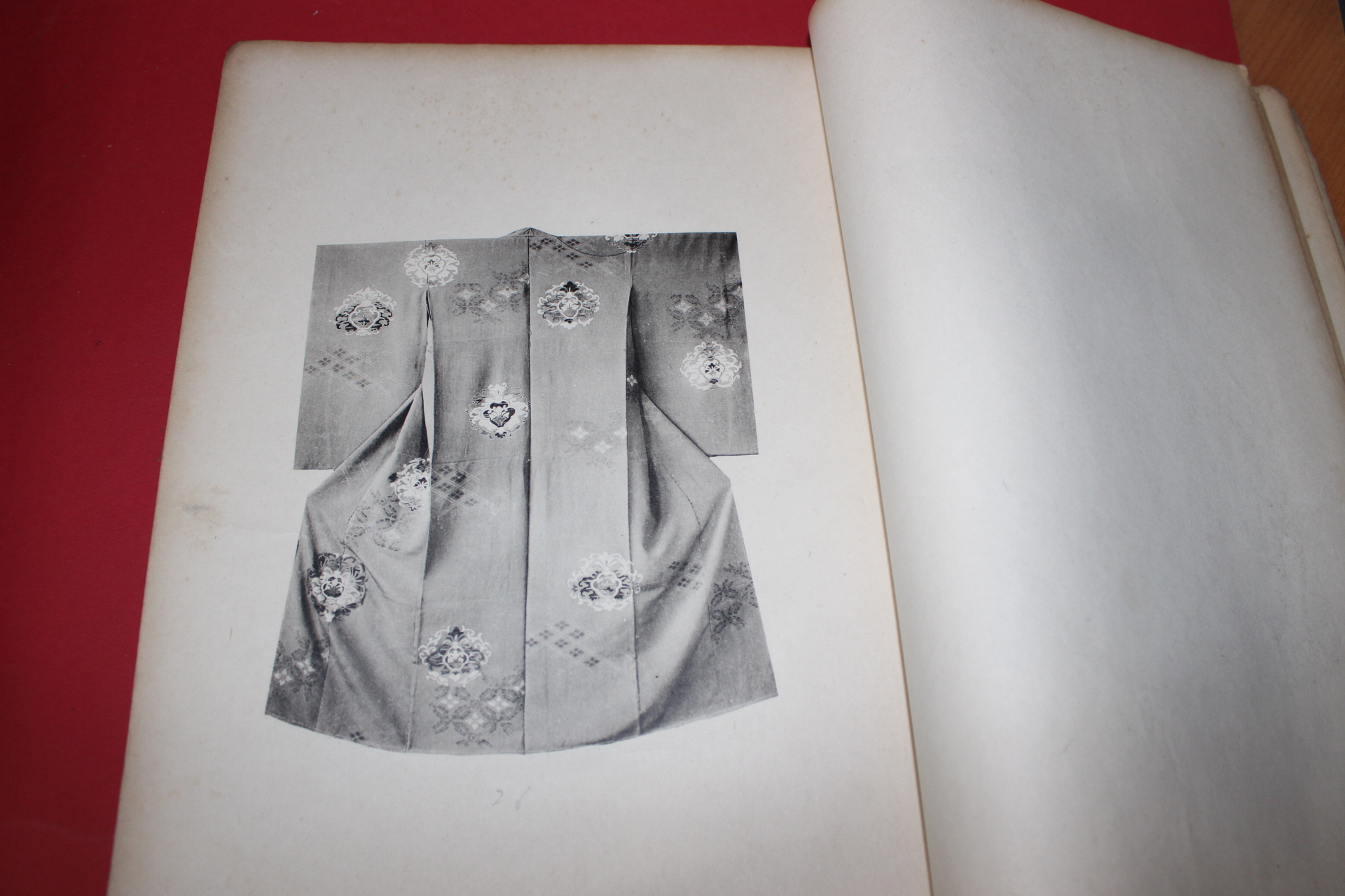 1939년(소화14년) 염직명교전도록(染織名巧展圖錄)