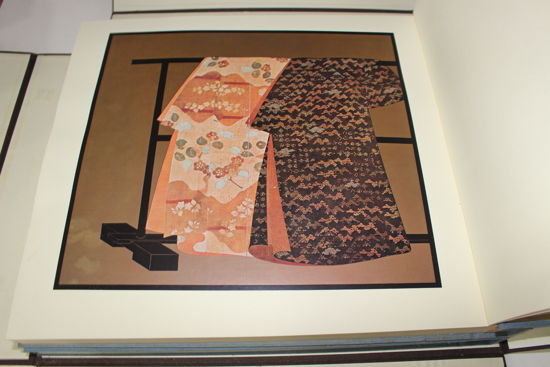 1974년(소화49년) 시대소수(時代小袖) 추형병풍(雛形屛風)