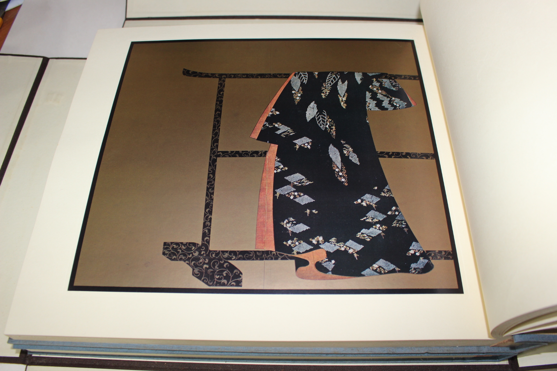 1974년(소화49년) 시대소수(時代小袖) 추형병풍(雛形屛風)