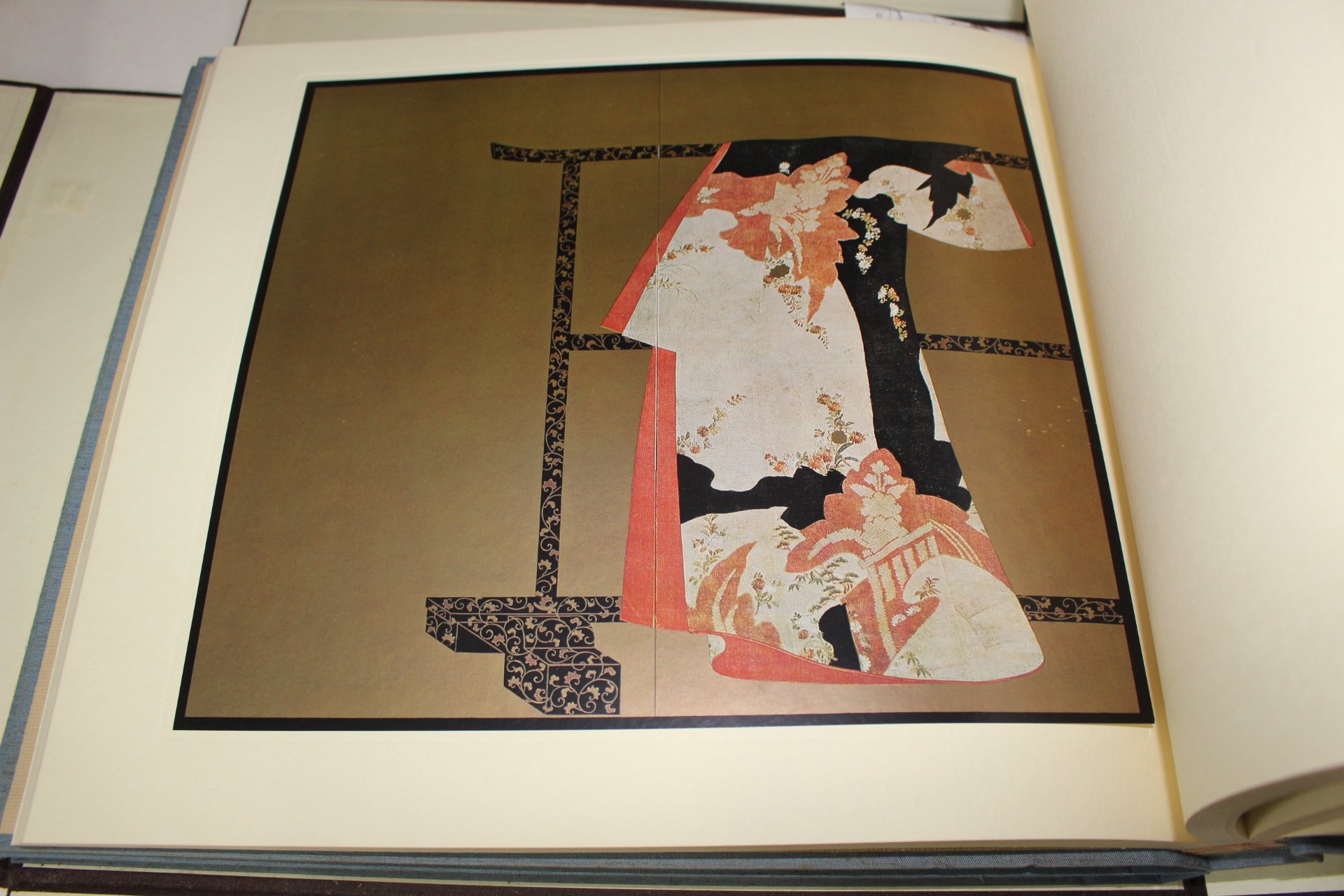 1974년(소화49년) 시대소수(時代小袖) 추형병풍(雛形屛風)