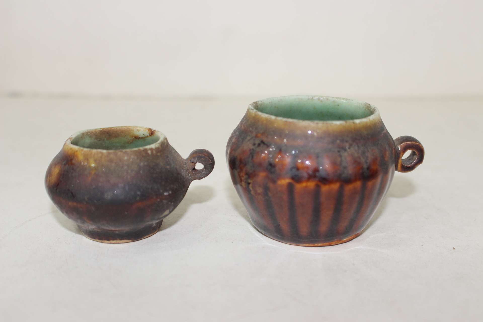 107-외사기연대의 청자 손잡이달린 호 2점