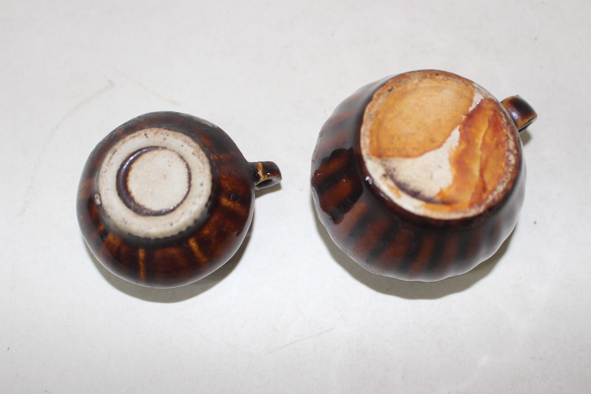 107-외사기연대의 청자 손잡이달린 호 2점