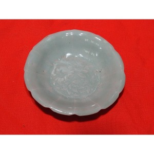 비취청자 양각화문 화형완