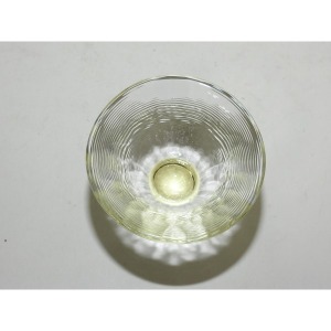 작가의 작품인 수결이 있는 유리잔