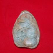 퇴화 백황옥돌원석에 조각된 화문옥노리개