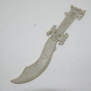 백옥돌을 통으로 조각한 백옥 용머리 옥칼