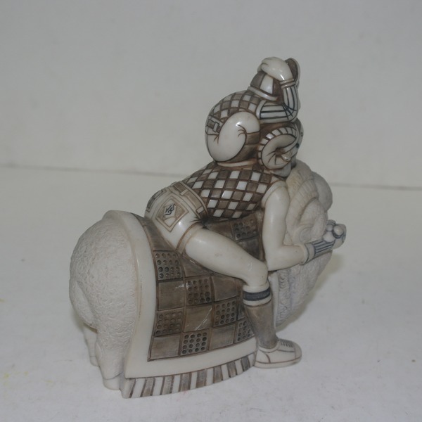 묵직하고 특이한 재질에 재미난 조각상