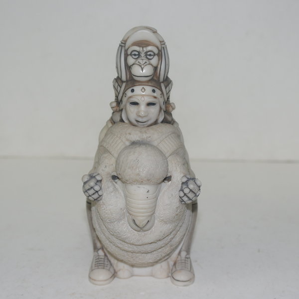 묵직하고 특이한 재질에 재미난 조각상