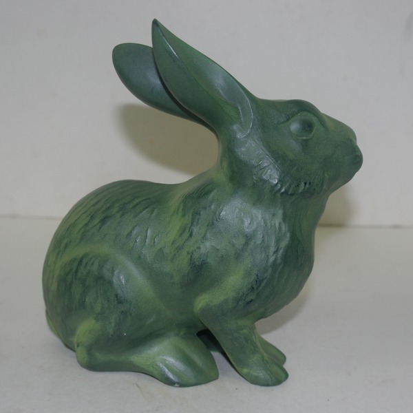 금속재질로된 토끼 조각상