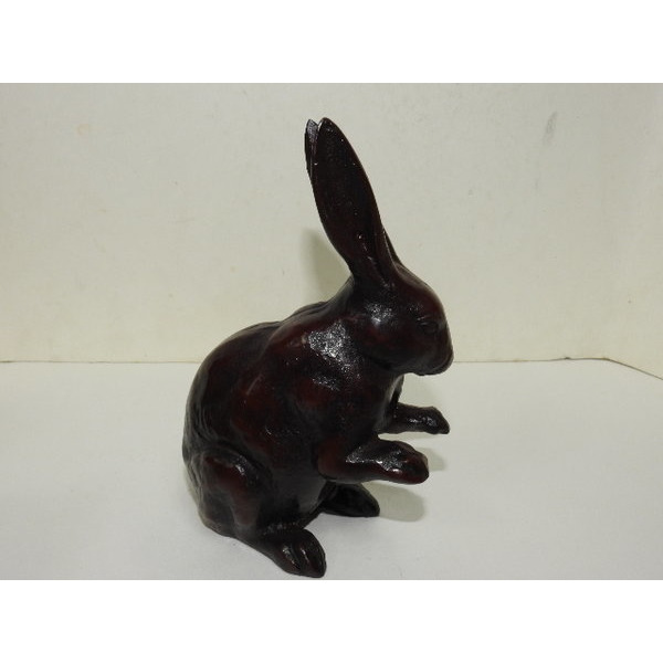 묵직한 무쇠로된 토끼조각상