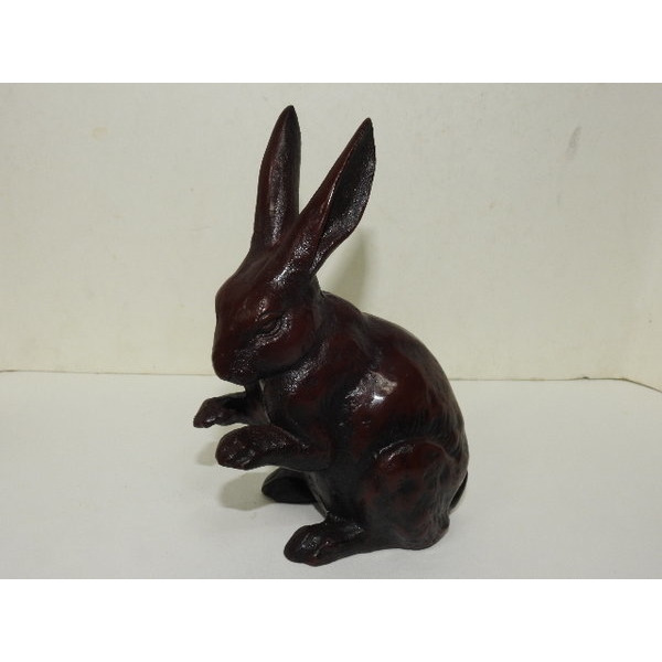 묵직한 무쇠로된 토끼조각상