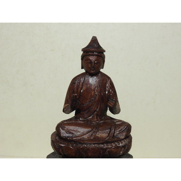 나무로 조각된 부처님 좌불상