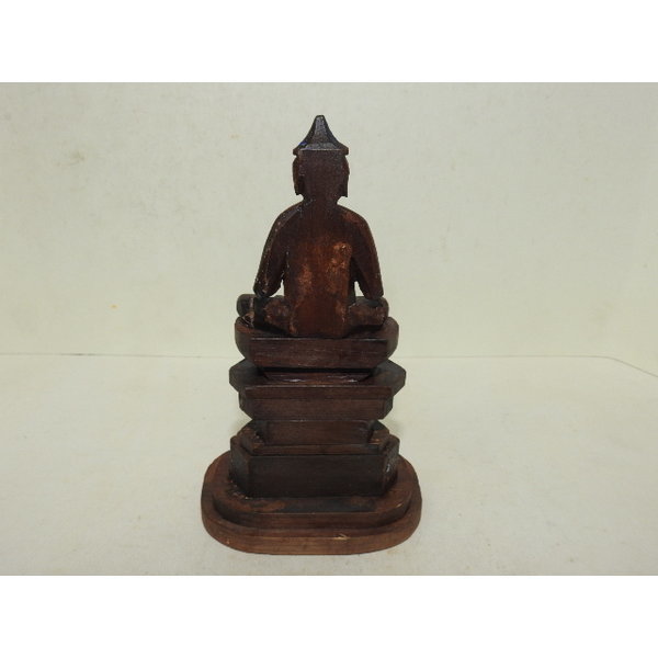 나무로 조각된 부처님 좌불상