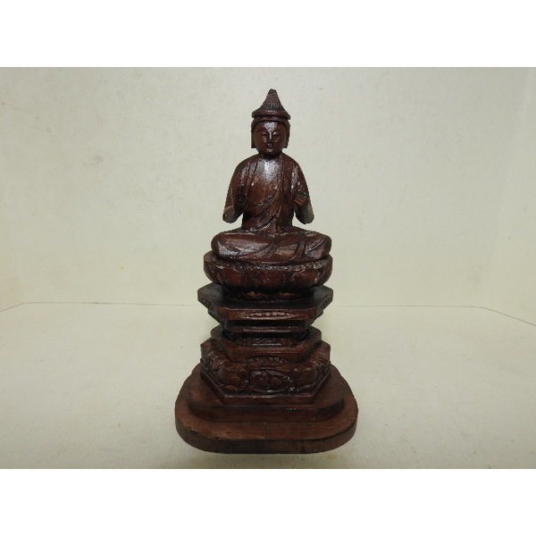 나무로 조각된 부처님 좌불상