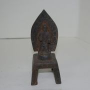 무쇠로된 광배가 있는 부처님 입상